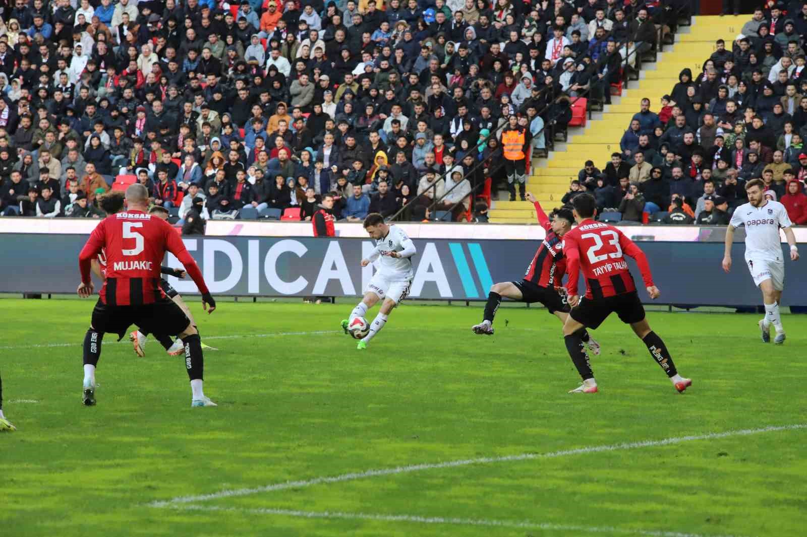 Trendyol Süper Lig: Gaziantep FK: 1 - Trabzonspor: 2 (Maç sonucu)
Trendyol Süper Lig: Gaziantep FK: 1 - Trabzonspor: 2 (Maç sonucu)