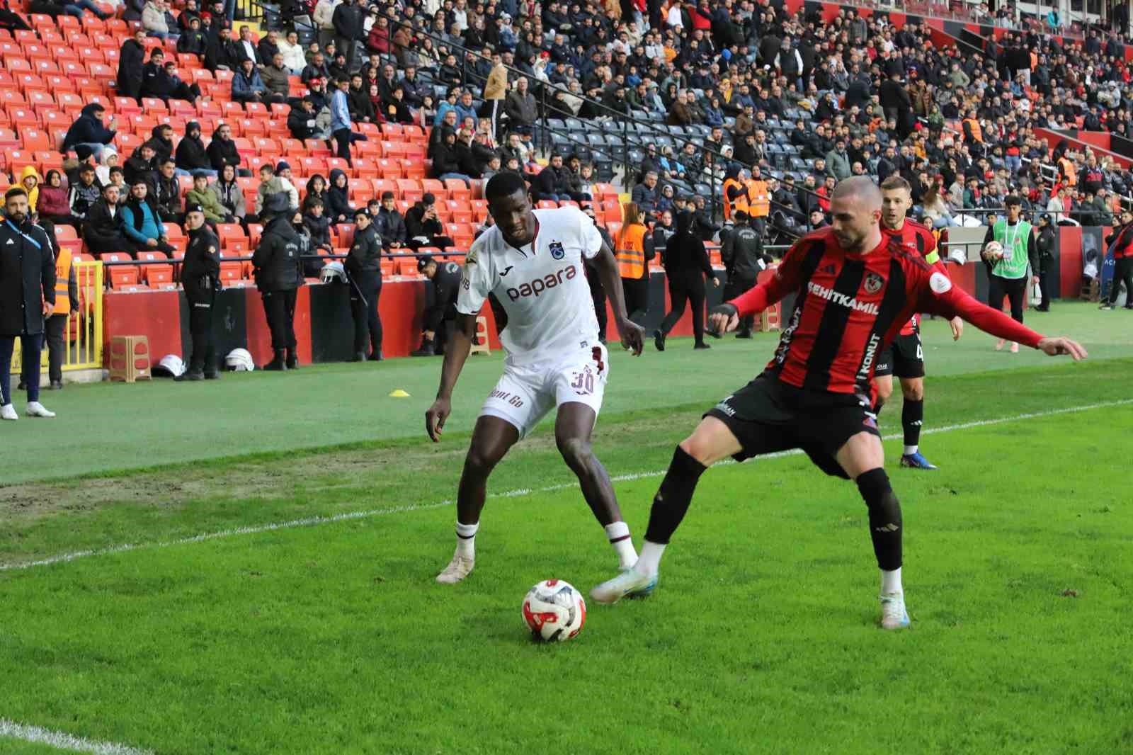 Trendyol Süper Lig: Gaziantep FK: 1 - Trabzonspor: 2 (Maç sonucu)
Trendyol Süper Lig: Gaziantep FK: 1 - Trabzonspor: 2 (Maç sonucu)