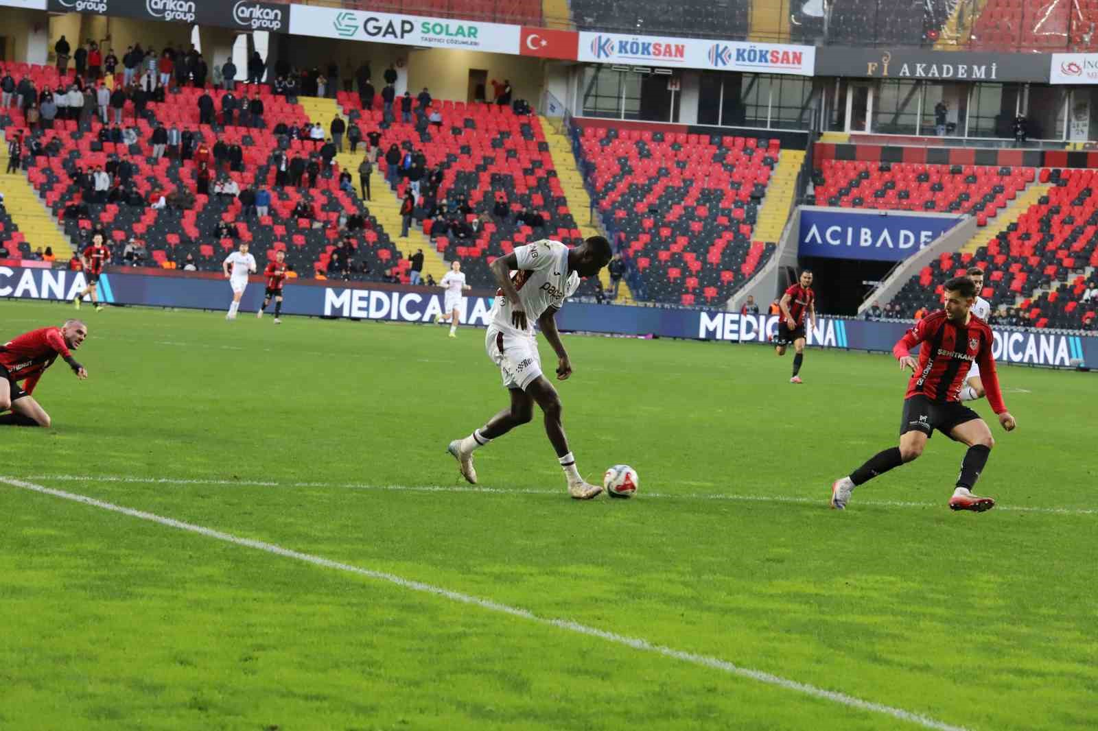 Trendyol Süper Lig: Gaziantep FK: 1 - Trabzonspor: 2 (Maç sonucu)
Trendyol Süper Lig: Gaziantep FK: 1 - Trabzonspor: 2 (Maç sonucu)