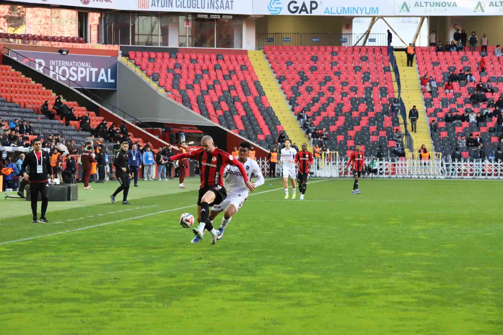 Trendyol Süper Lig: Gaziantep FK: 1 - Trabzonspor: 2 (Maç sonucu)
Trendyol Süper Lig: Gaziantep FK: 1 - Trabzonspor: 2 (Maç sonucu)