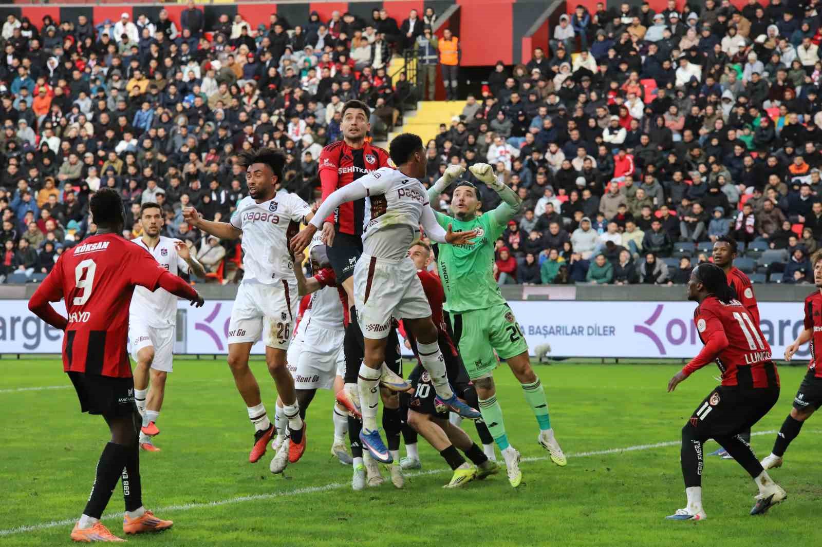 Trendyol Süper Lig: Gaziantep FK: 1 - Trabzonspor: 2 (Maç sonucu)
Trendyol Süper Lig: Gaziantep FK: 1 - Trabzonspor: 2 (Maç sonucu)