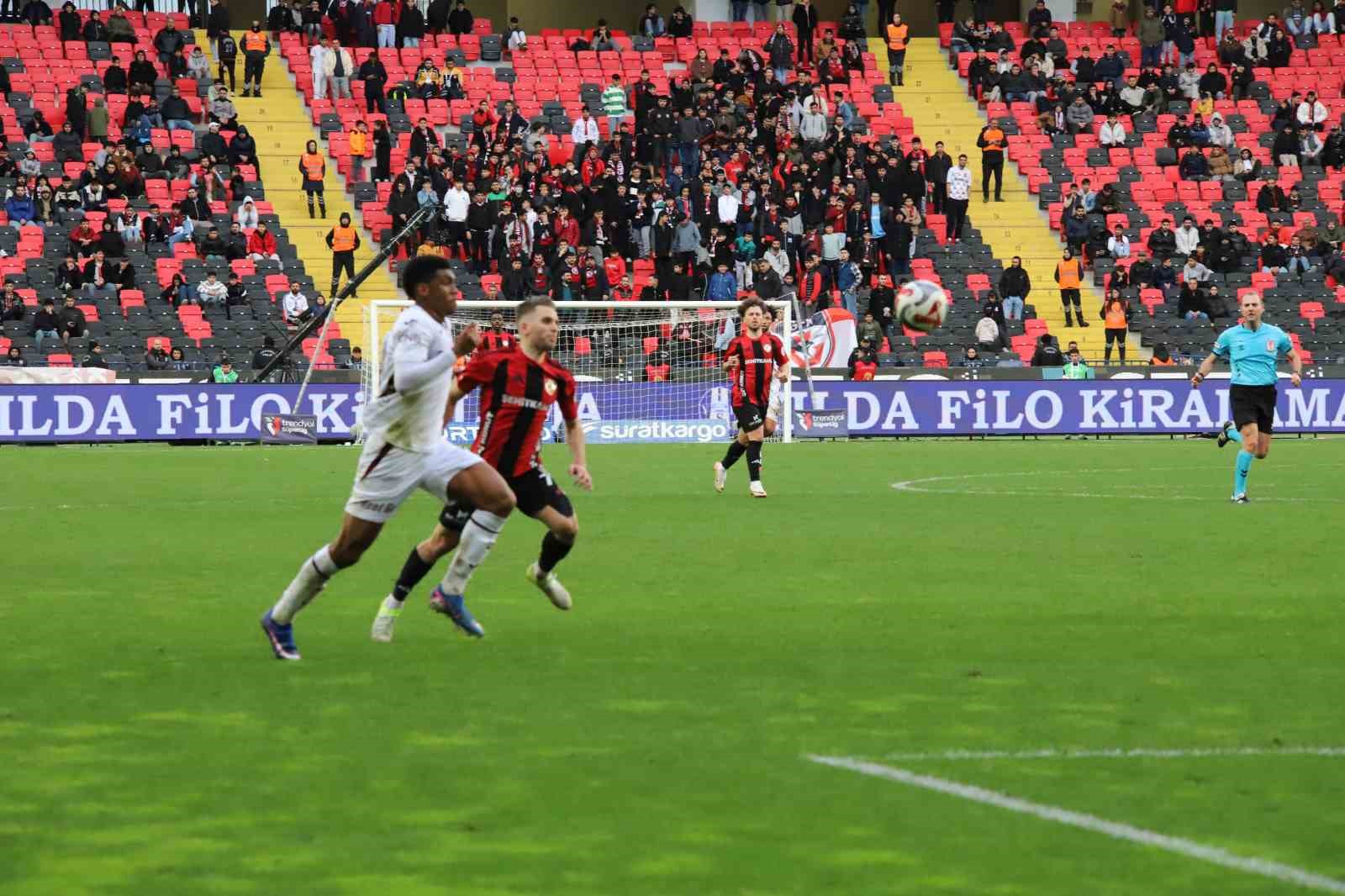 Trendyol Süper Lig: Gaziantep FK: 1 - Trabzonspor: 2 (Maç sonucu)
Trendyol Süper Lig: Gaziantep FK: 1 - Trabzonspor: 2 (Maç sonucu)