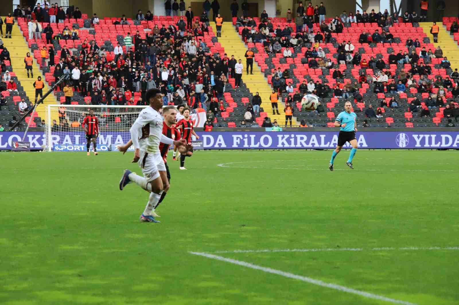 Trendyol Süper Lig: Gaziantep FK: 1 - Trabzonspor: 2 (Maç sonucu)
Trendyol Süper Lig: Gaziantep FK: 1 - Trabzonspor: 2 (Maç sonucu)