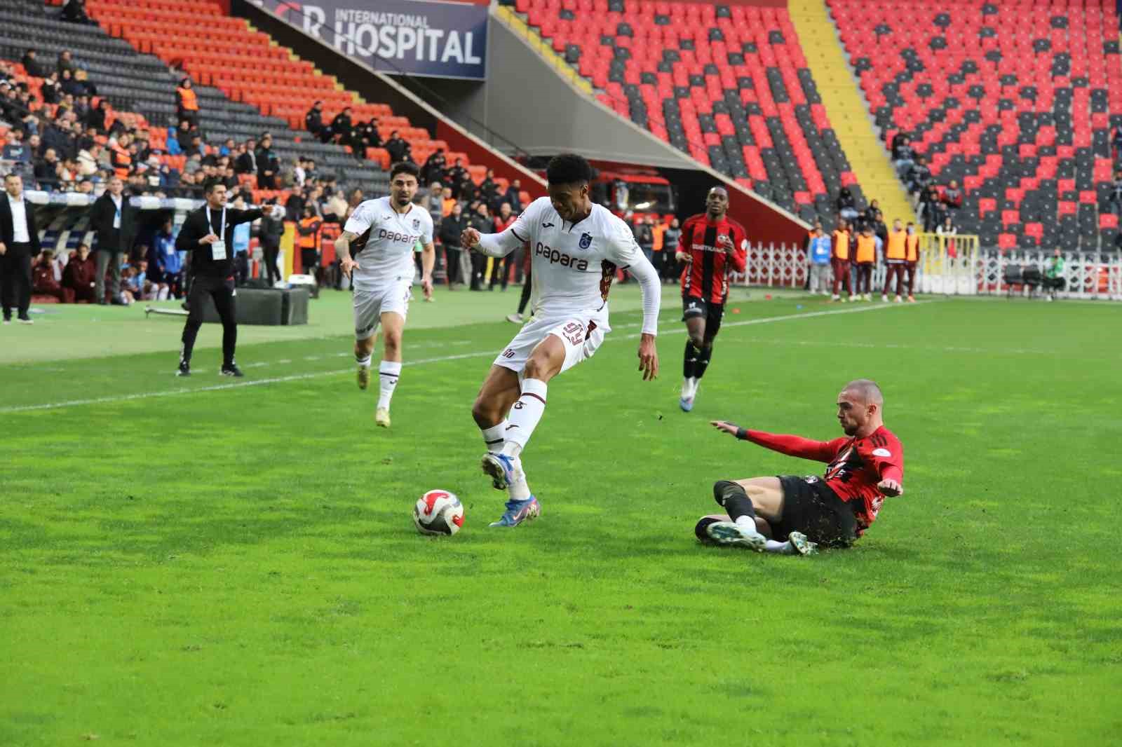 Trendyol Süper Lig: Gaziantep FK: 1 - Trabzonspor: 2 (Maç sonucu)
Trendyol Süper Lig: Gaziantep FK: 1 - Trabzonspor: 2 (Maç sonucu)