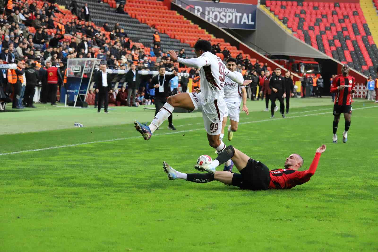 Trendyol Süper Lig: Gaziantep FK: 1 - Trabzonspor: 2 (Maç sonucu)
Trendyol Süper Lig: Gaziantep FK: 1 - Trabzonspor: 2 (Maç sonucu)