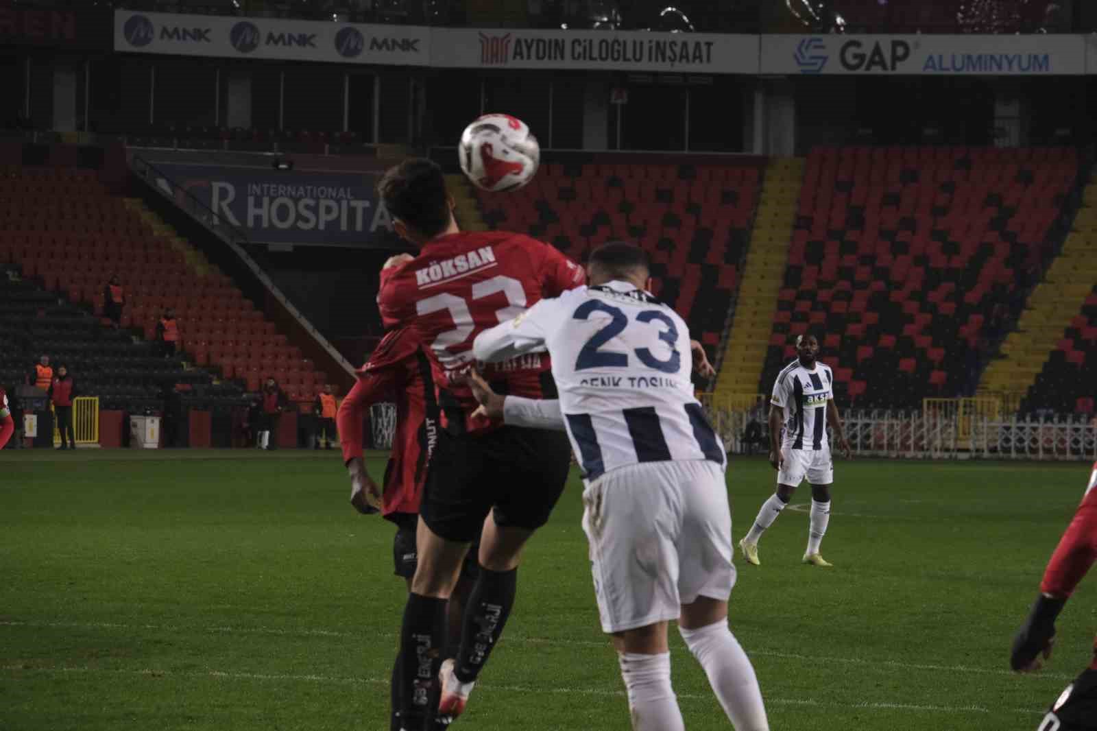 Trendyol Süper Lig: Gaziantep FK: 2 - Kasımpaşa: 1 (İlk yarı)
