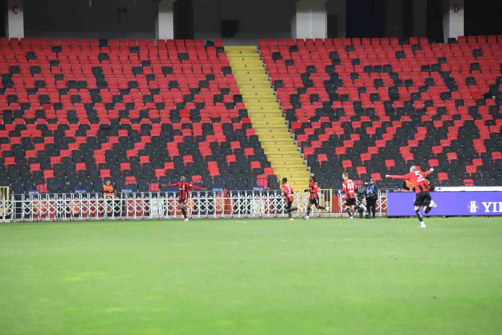 Trendyol Süper Lig: Gaziantep FK: 2 - Kasımpaşa: 1 (İlk yarı)
