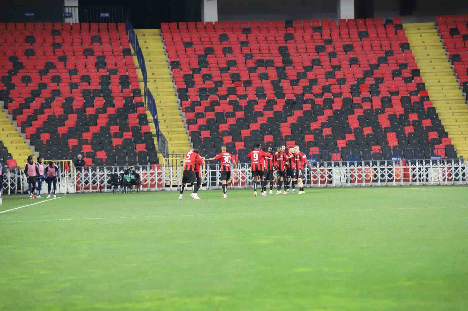 Trendyol Süper Lig: Gaziantep FK: 2 - Kasımpaşa: 1 (İlk yarı)
