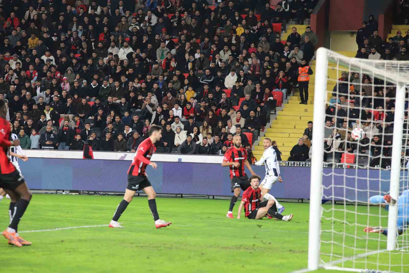 Trendyol Süper Lig: Gaziantep FK: 2 - Kasımpaşa: 1 (İlk yarı)
