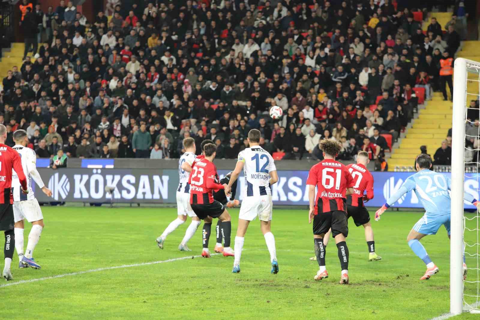 Trendyol Süper Lig: Gaziantep FK: 2 - Kasımpaşa: 1 (İlk yarı)
