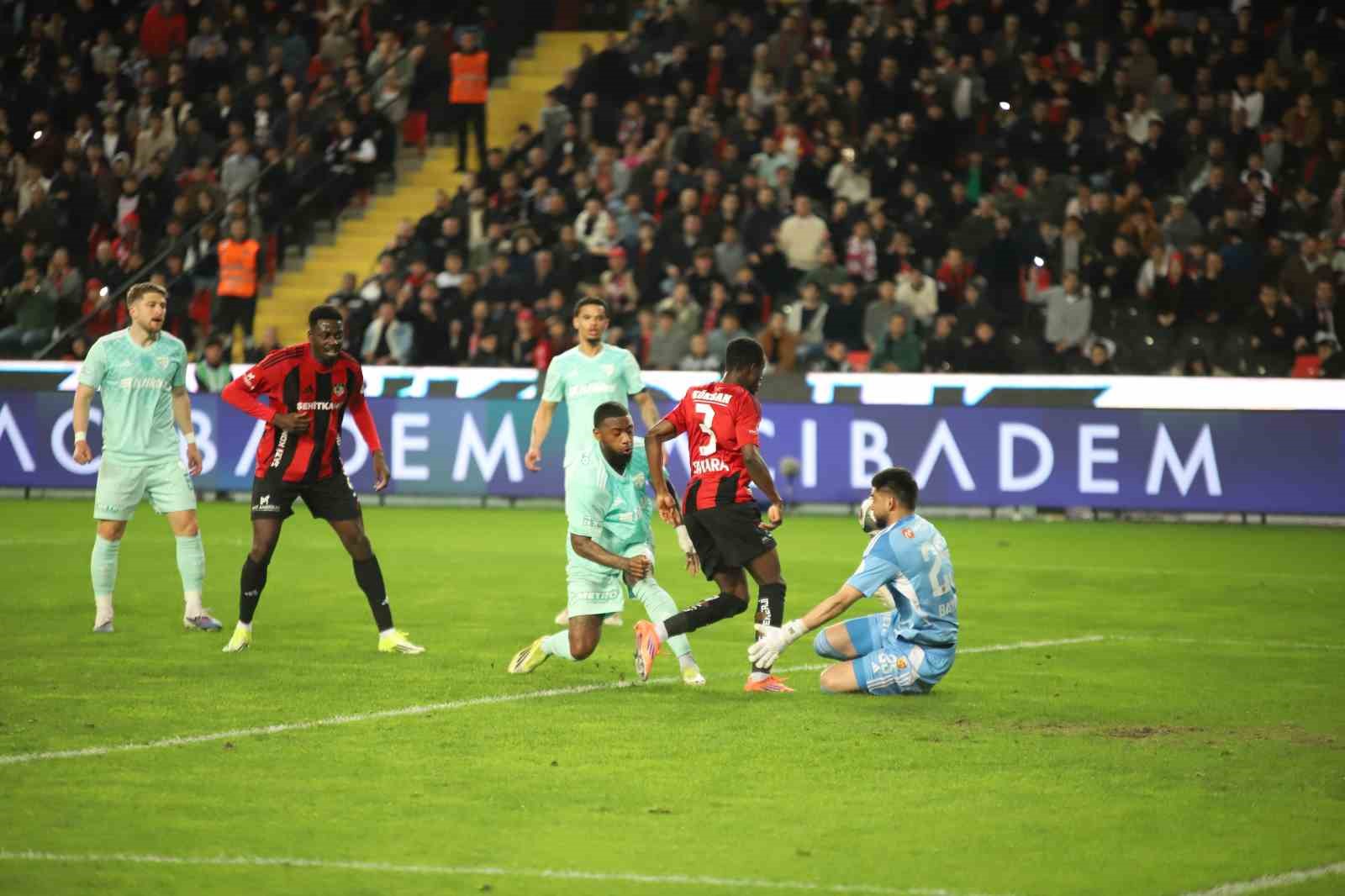 Trendyol Süper Lig: Gaziantep FK: 2 - Kayserispor: 0 (İlk yarı)
