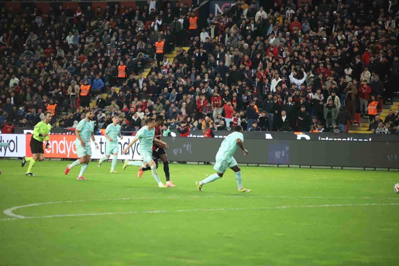 Trendyol Süper Lig: Gaziantep FK: 2 - Kayserispor: 0 (İlk yarı)
