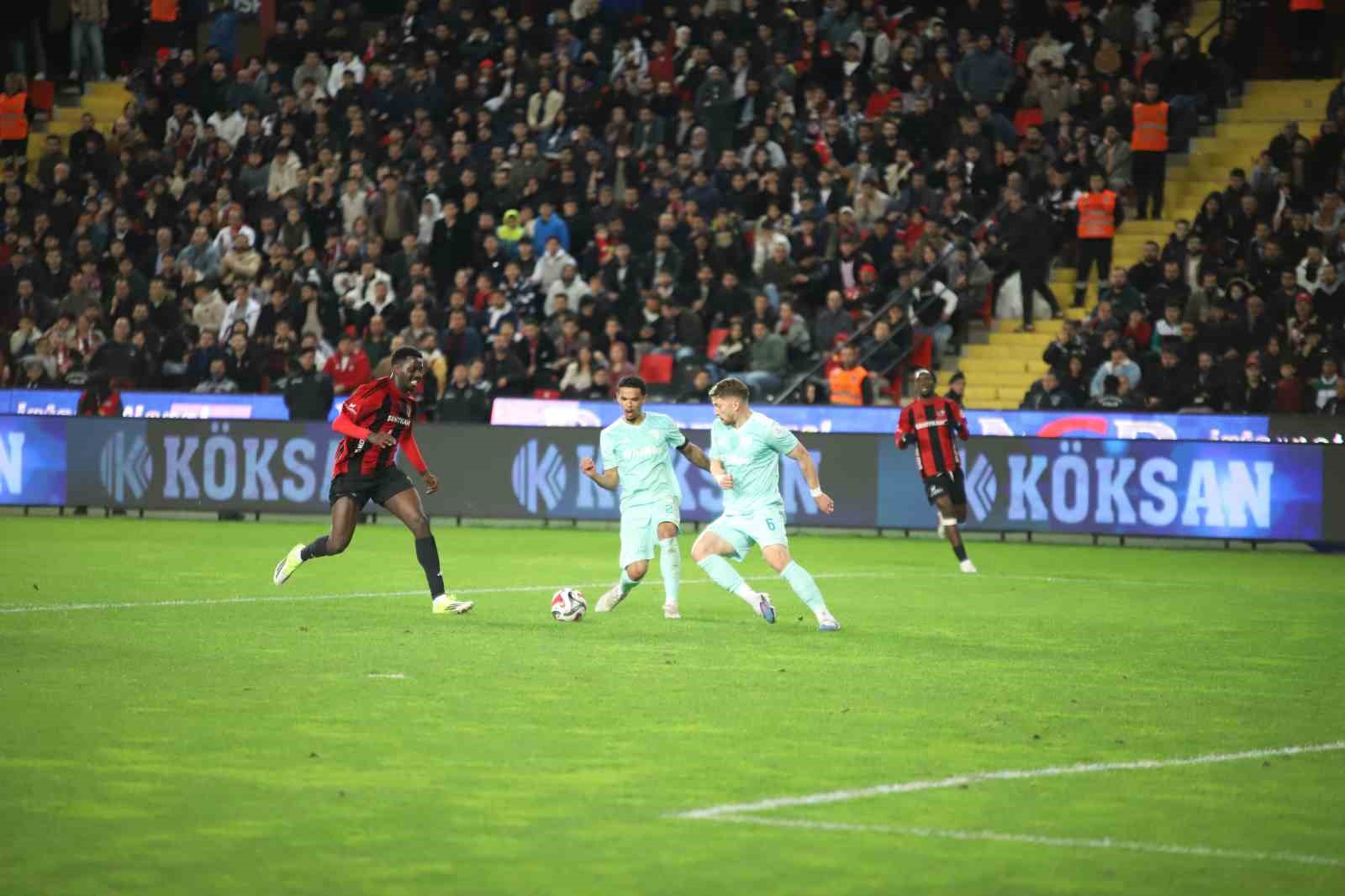 Trendyol Süper Lig: Gaziantep FK: 2 - Kayserispor: 0 (İlk yarı)

