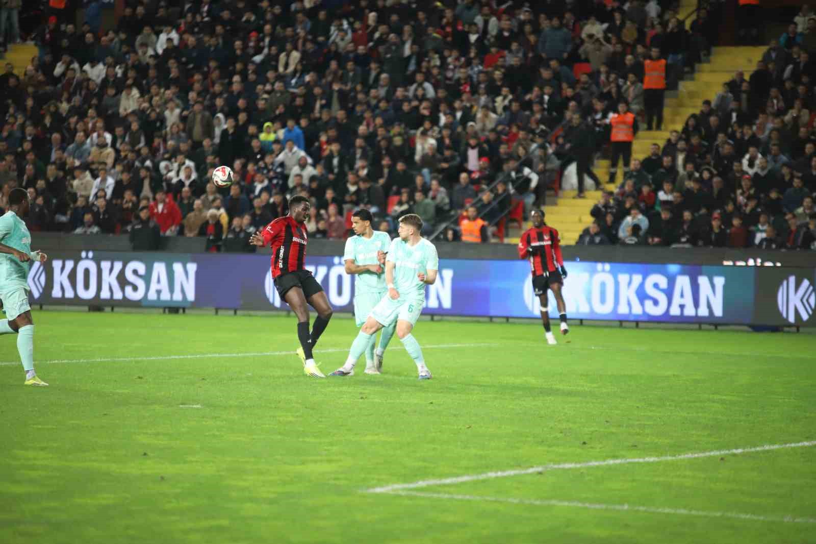 Trendyol Süper Lig: Gaziantep FK: 2 - Kayserispor: 0 (İlk yarı)
