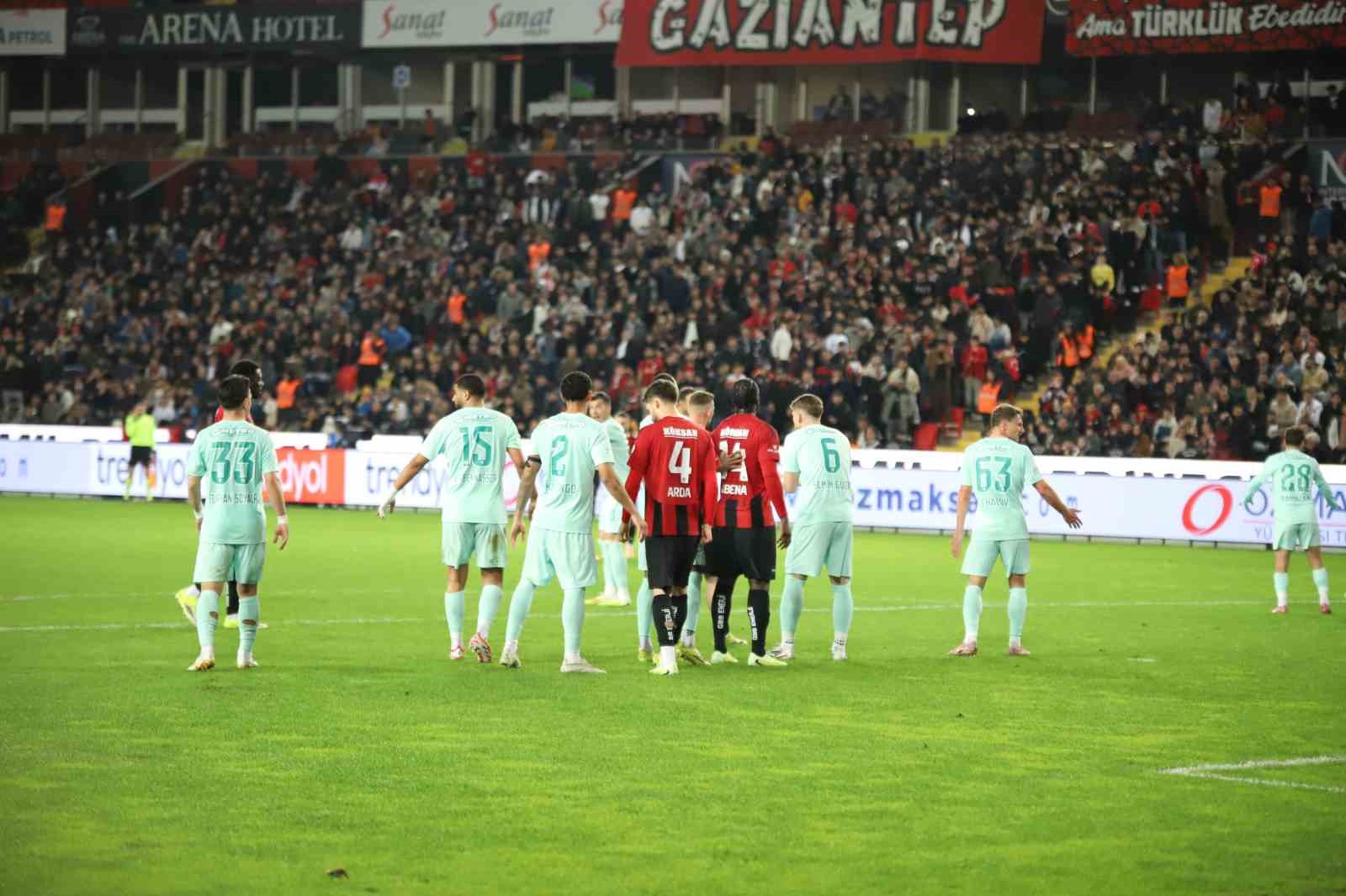 Trendyol Süper Lig: Gaziantep FK: 2 - Kayserispor: 0 (İlk yarı)
