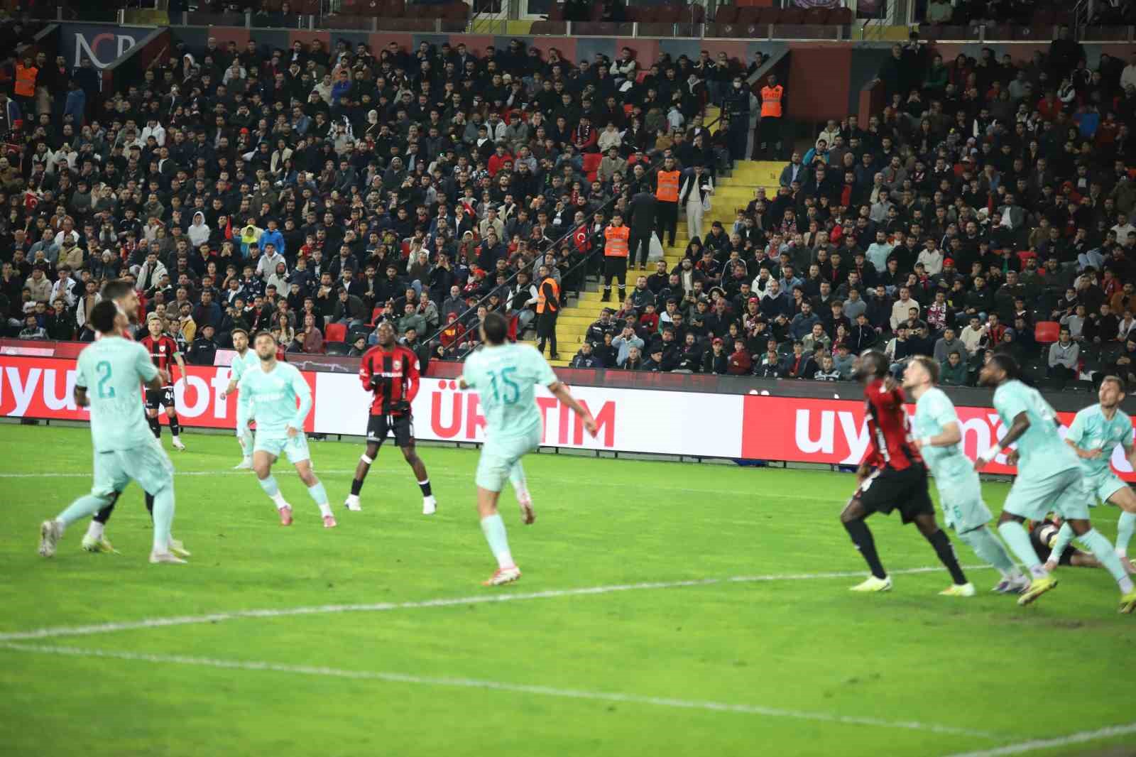 Trendyol Süper Lig: Gaziantep FK: 2 - Kayserispor: 0 (İlk yarı)
