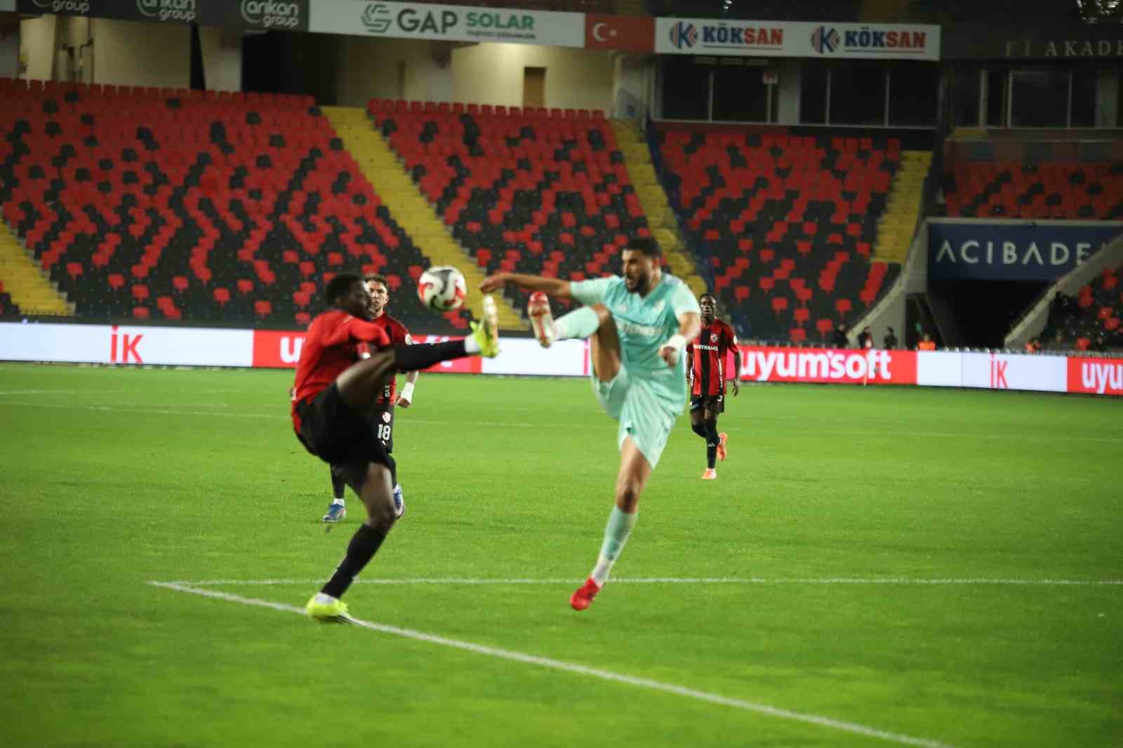 Trendyol Süper Lig: Gaziantep FK: 2 - Kayserispor: 0 (İlk yarı)
