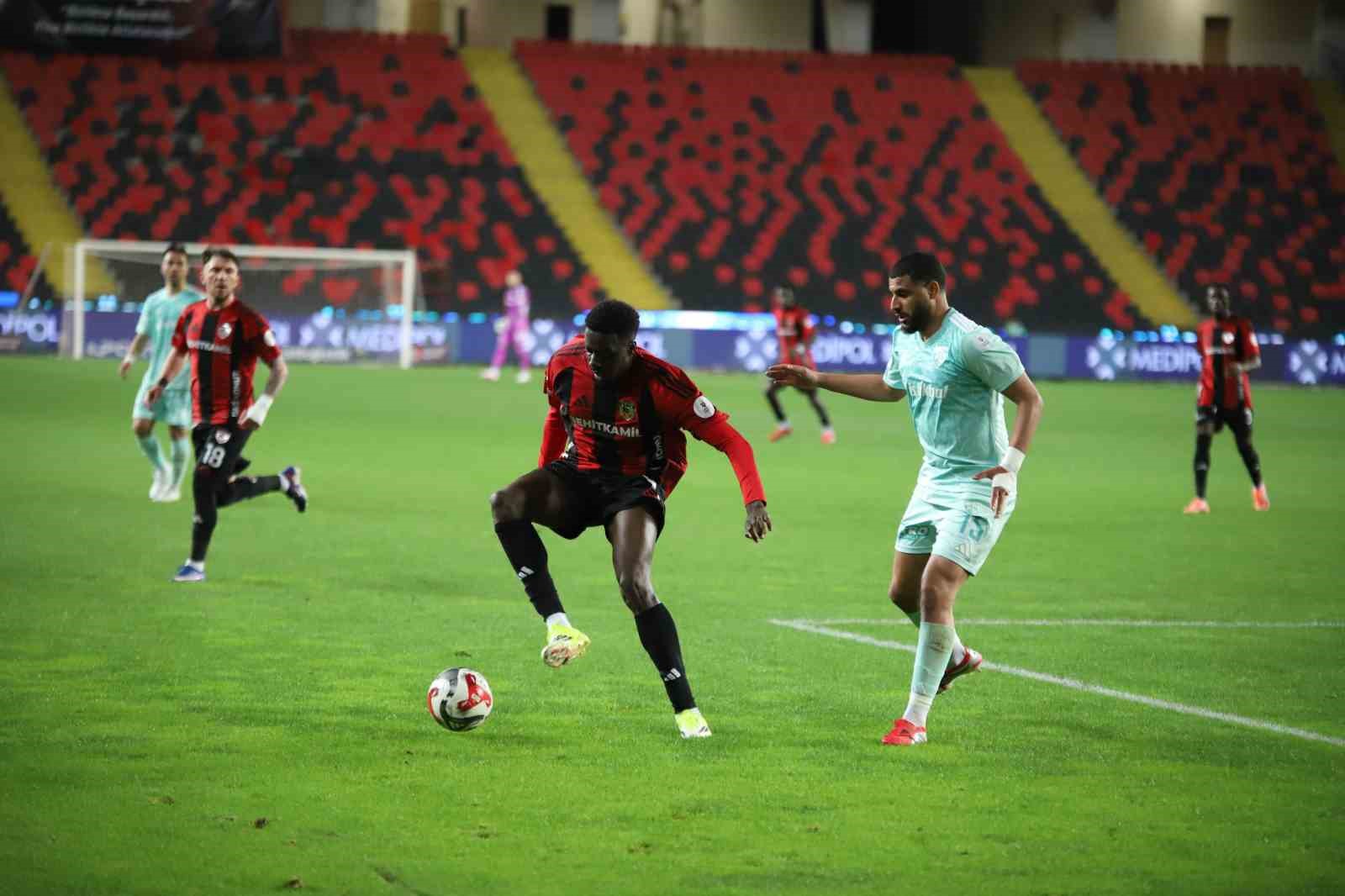 Trendyol Süper Lig: Gaziantep FK: 2 - Kayserispor: 0 (İlk yarı)
