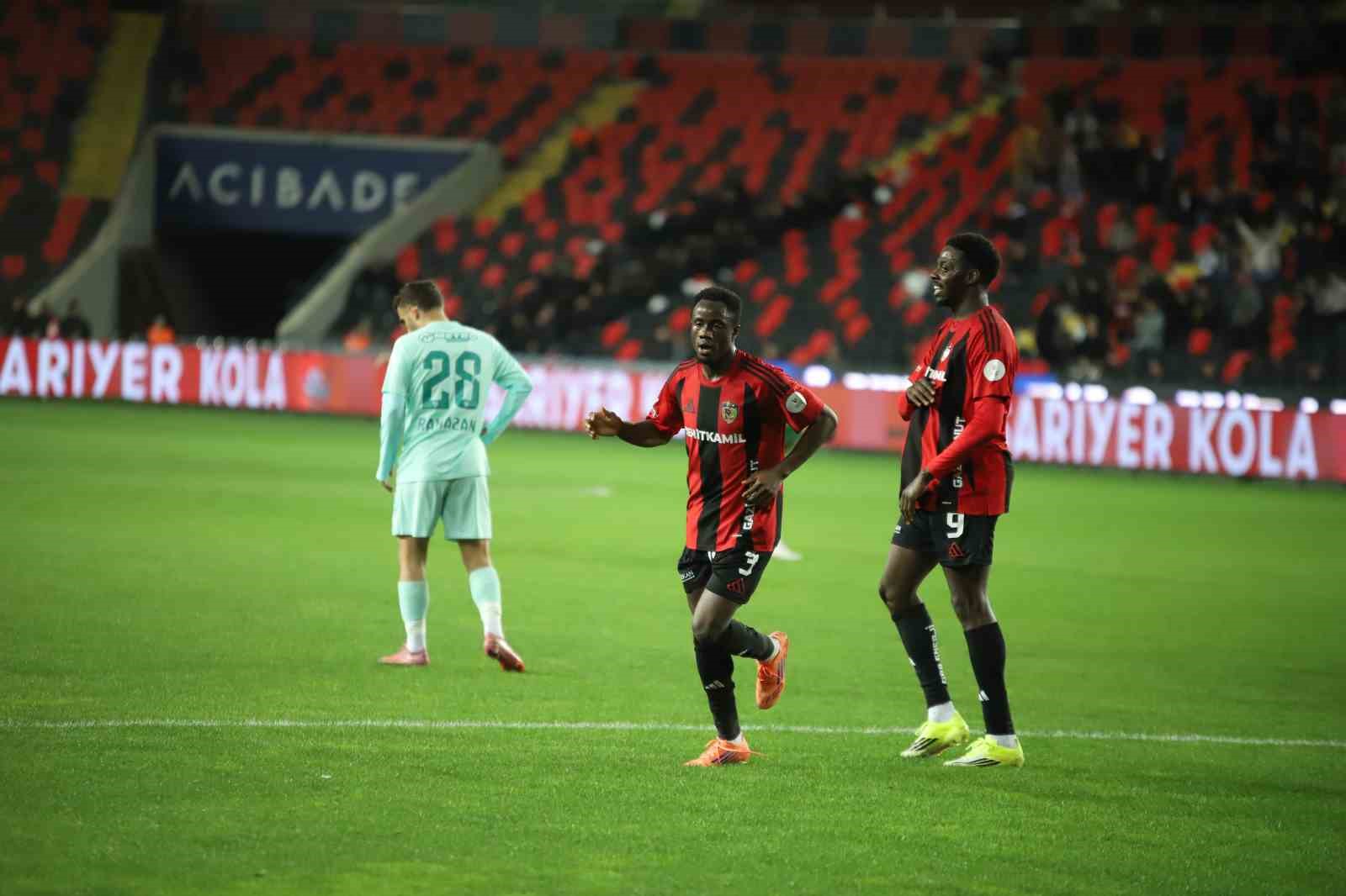 Trendyol Süper Lig: Gaziantep FK: 2 - Kayserispor: 0 (İlk yarı)
