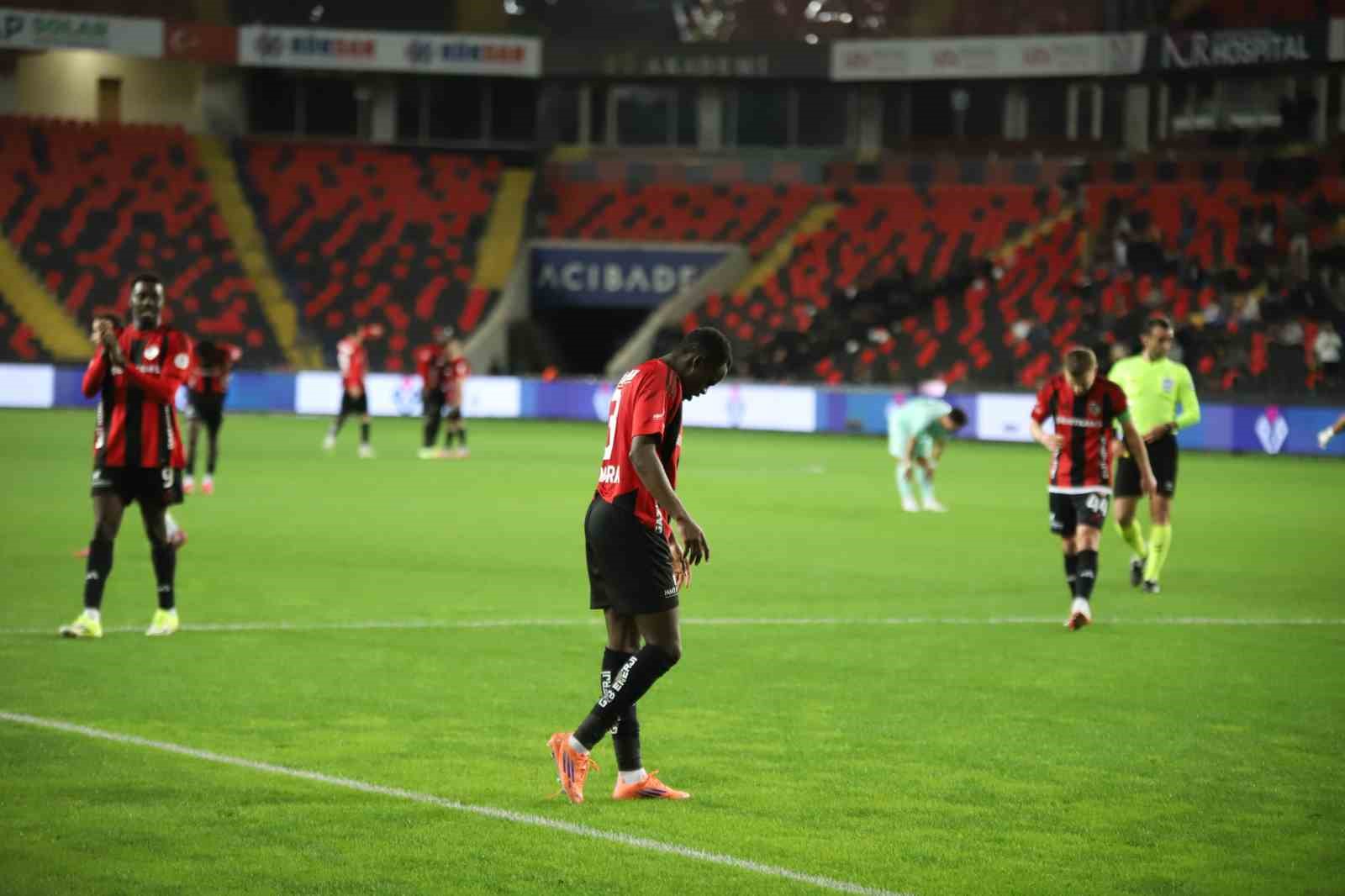 Trendyol Süper Lig: Gaziantep FK: 2 - Kayserispor: 0 (İlk yarı)
