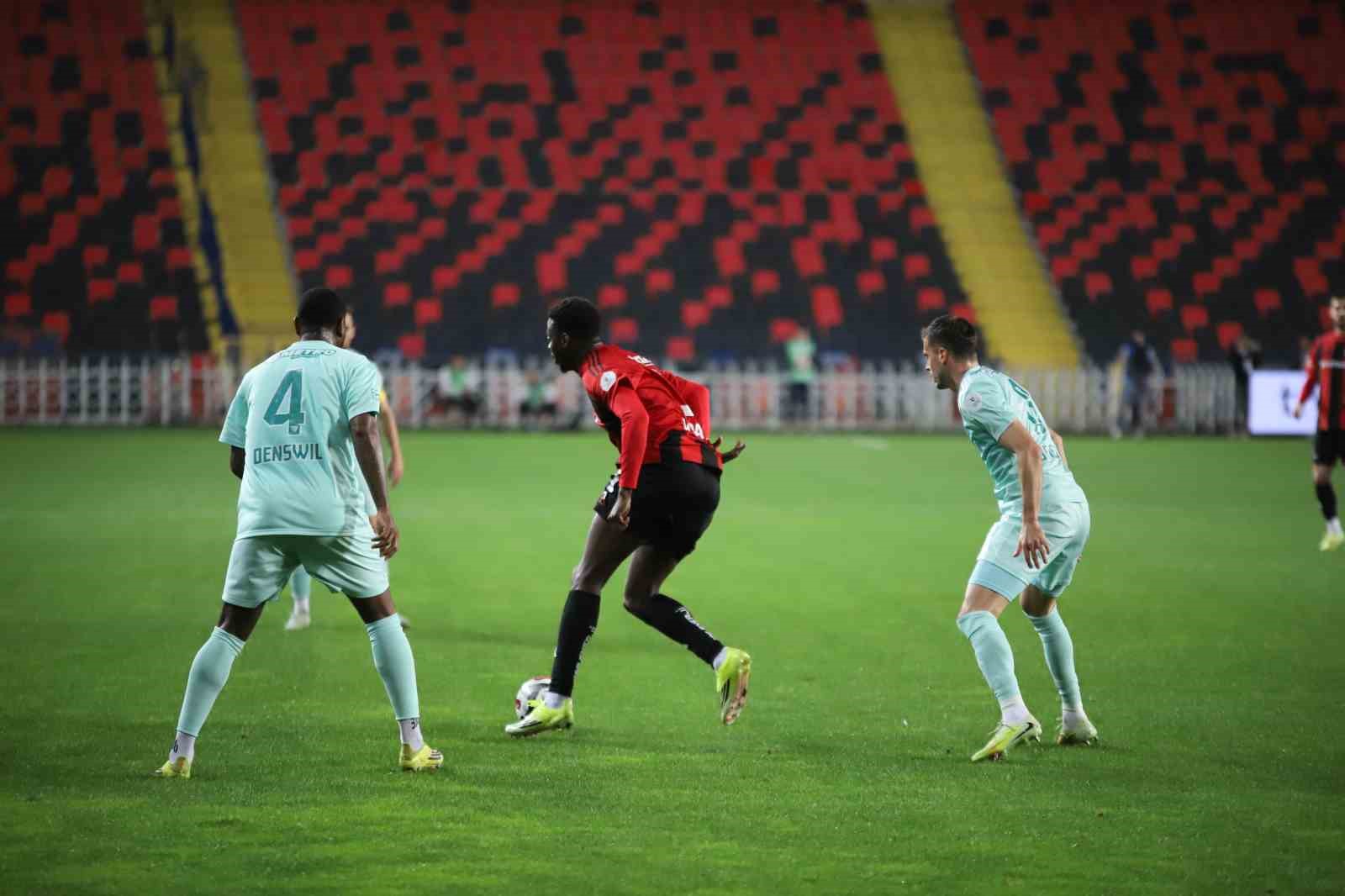 Trendyol Süper Lig: Gaziantep FK: 2 - Kayserispor: 0 (İlk yarı)
