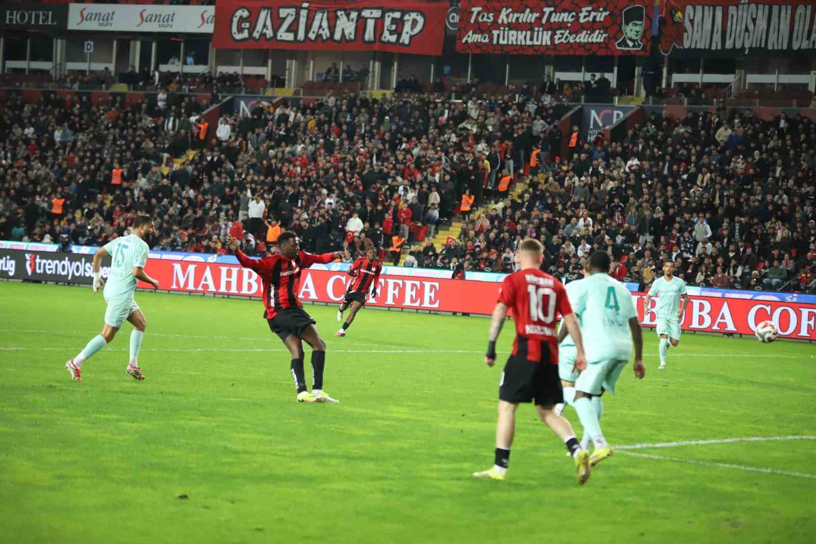 Trendyol Süper Lig: Gaziantep FK: 2 - Kayserispor: 0 (İlk yarı)
