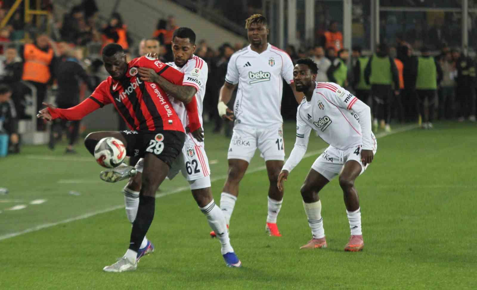 Trendyol Süper Lig: Gençlerbirliği: 0 - Beşiktaş: 0 (İlk yarı)
