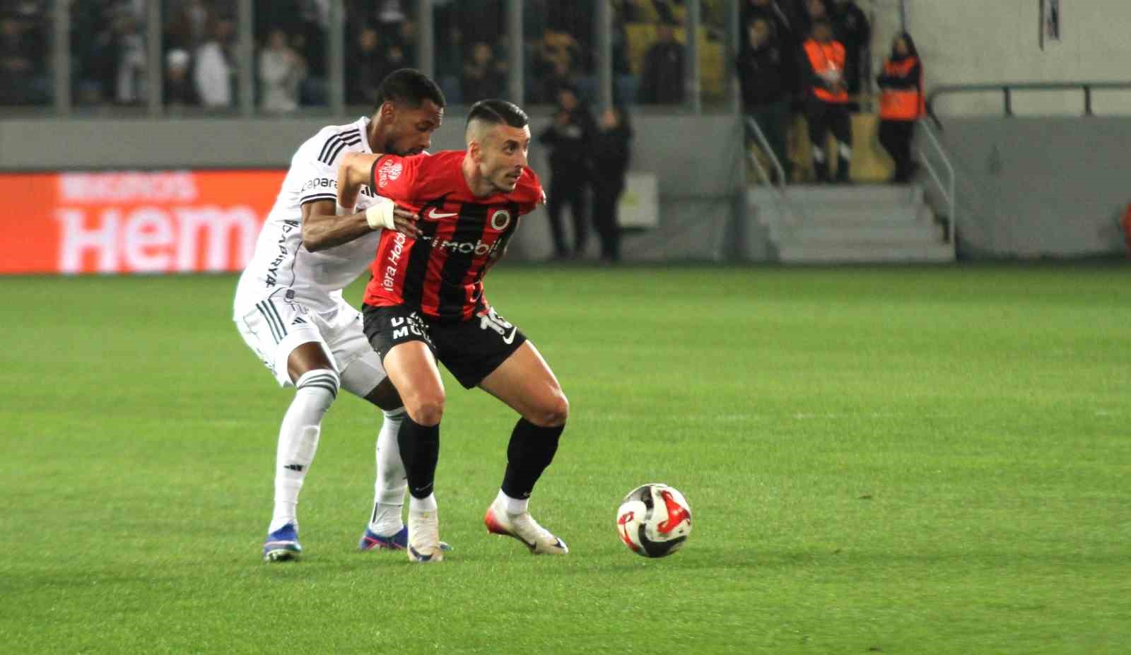 Trendyol Süper Lig: Gençlerbirliği: 0 - Beşiktaş: 0 (İlk yarı)
