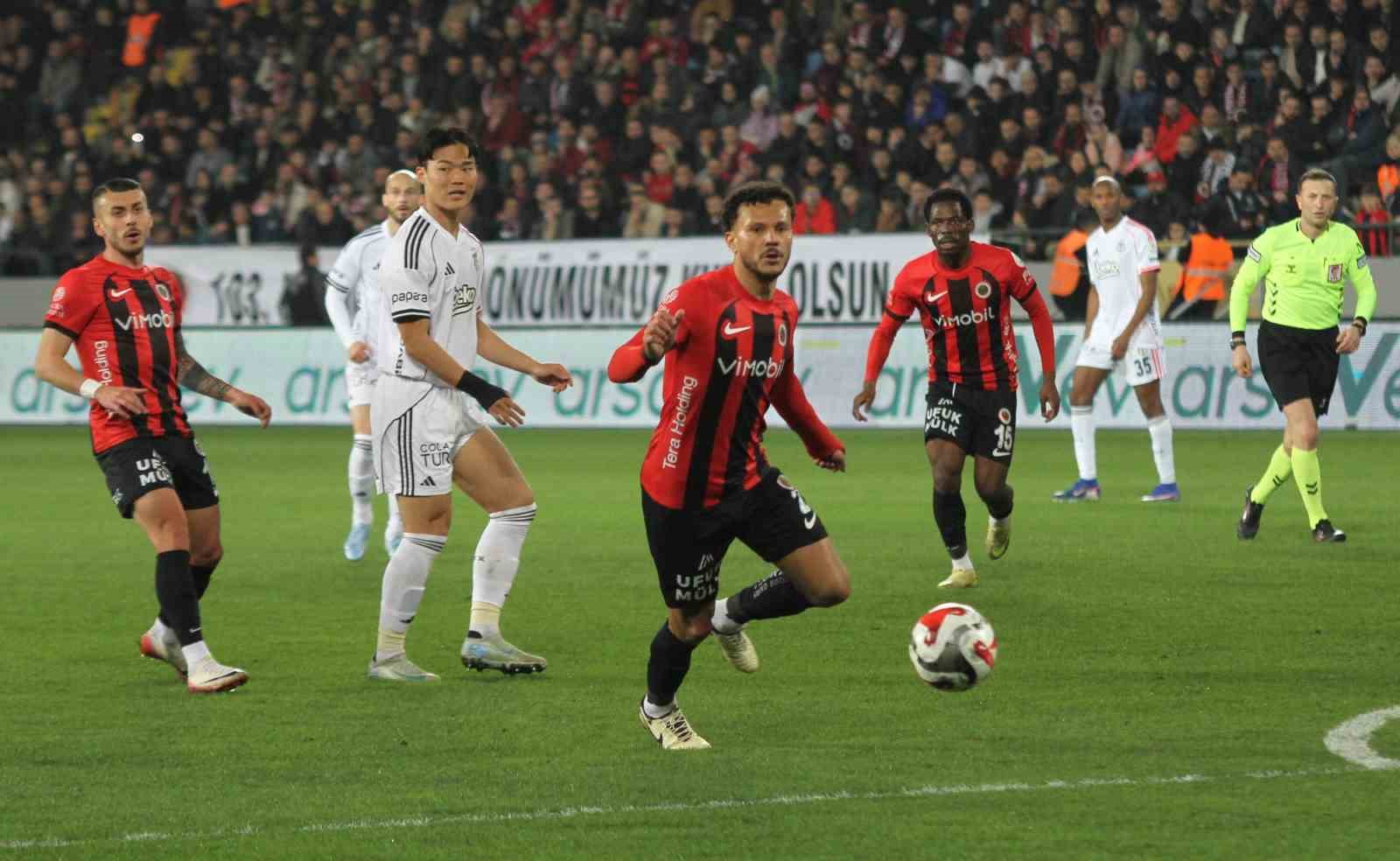 Trendyol Süper Lig: Gençlerbirliği: 0 - Beşiktaş: 0 (İlk yarı)
