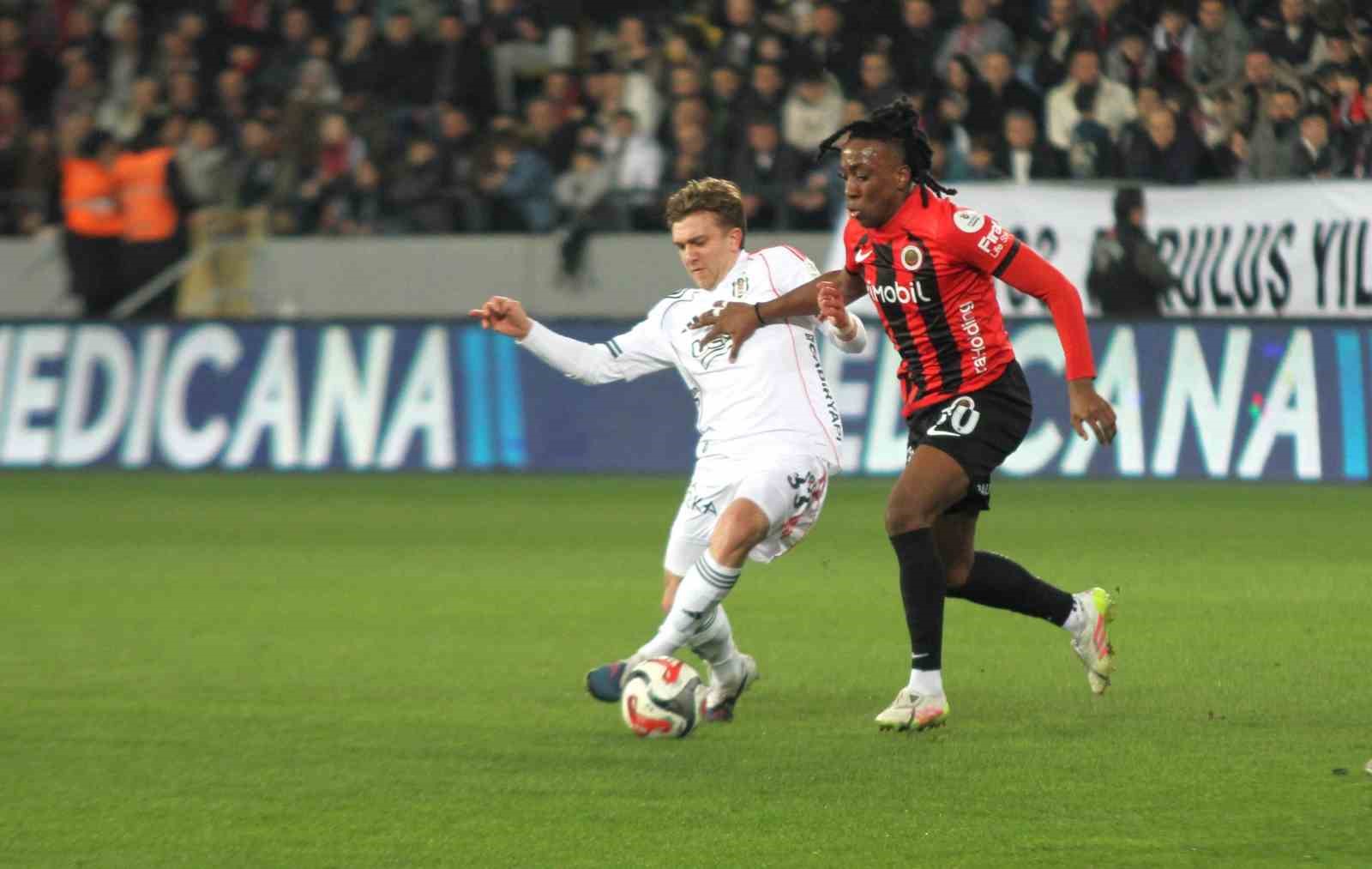 Trendyol Süper Lig: Gençlerbirliği: 0 - Beşiktaş: 0 (İlk yarı)
