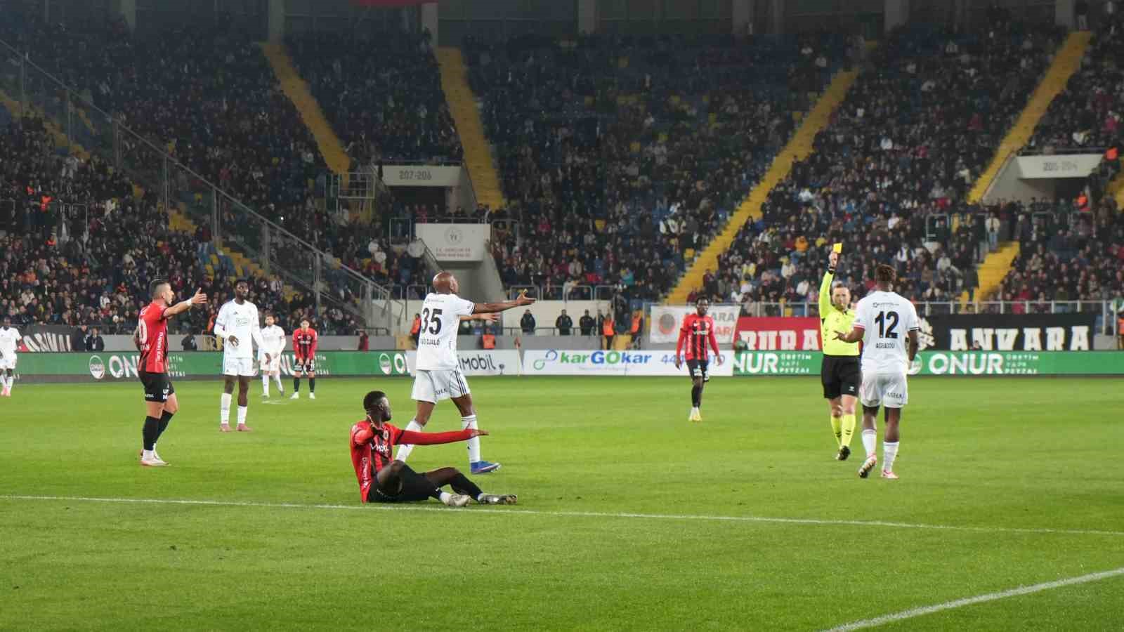 Trendyol Süper Lig: Gençlerbirliği: 0 - Beşiktaş: 0 (İlk yarı)
