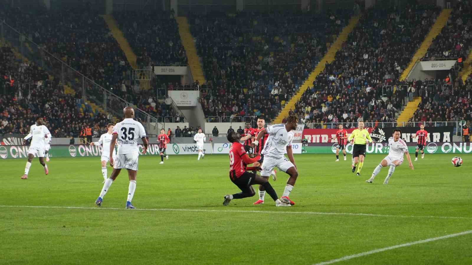 Trendyol Süper Lig: Gençlerbirliği: 0 - Beşiktaş: 0 (İlk yarı)
