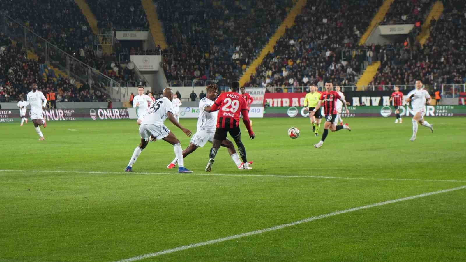Trendyol Süper Lig: Gençlerbirliği: 0 - Beşiktaş: 0 (İlk yarı)
