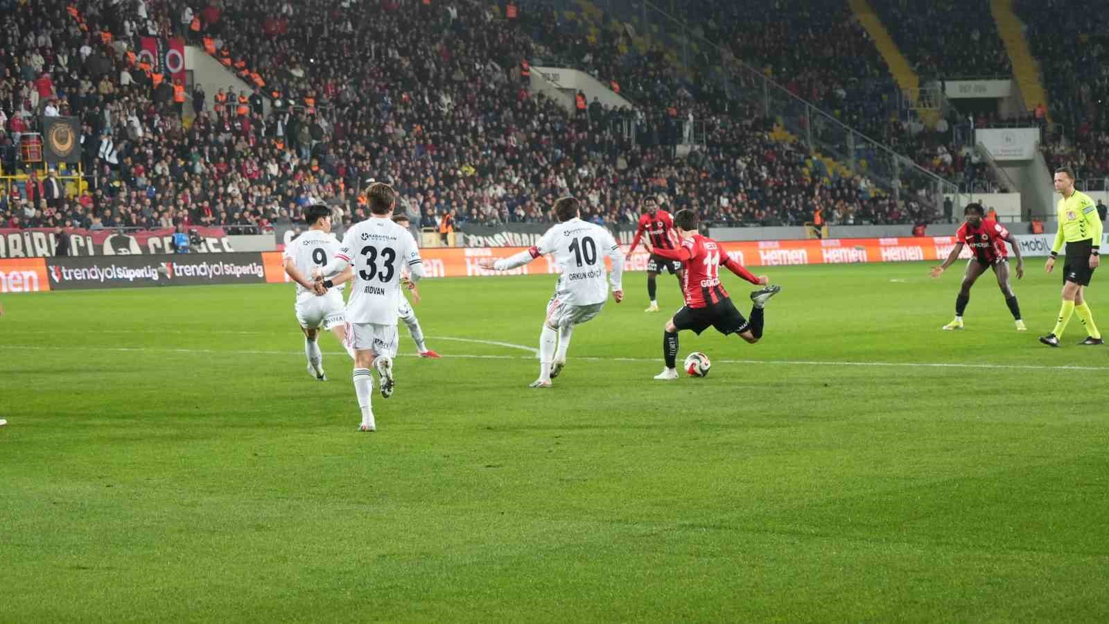 Trendyol Süper Lig: Gençlerbirliği: 0 - Beşiktaş: 0 (İlk yarı)
