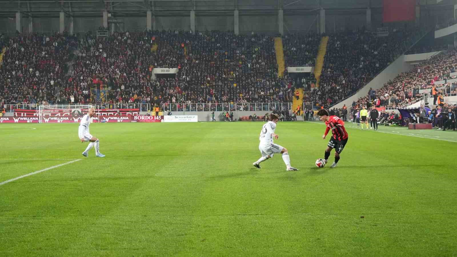 Trendyol Süper Lig: Gençlerbirliği: 0 - Beşiktaş: 0 (İlk yarı)
