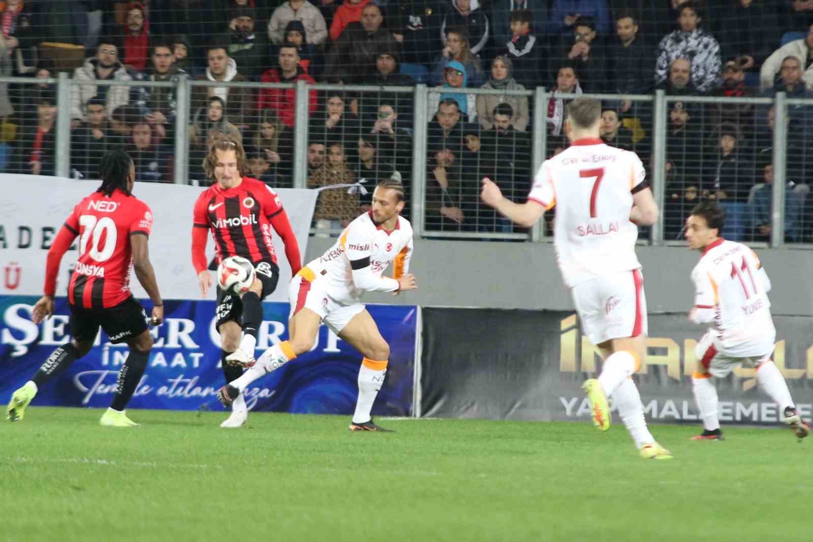 Trendyol Süper Lig: Gençlerbirliği: 0 - Galatasaray: 2 (İlk yarı)
