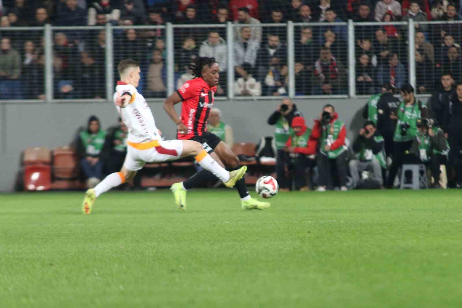 Trendyol Süper Lig: Gençlerbirliği: 0 - Galatasaray: 2 (İlk yarı)
