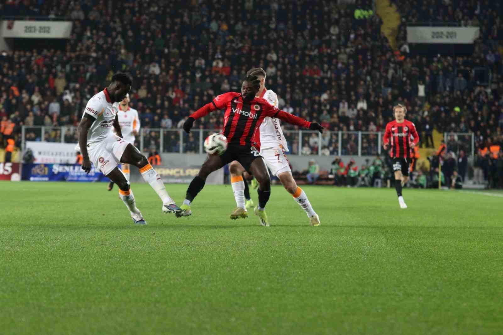 Trendyol Süper Lig: Gençlerbirliği: 0 - Galatasaray: 2 (İlk yarı)
