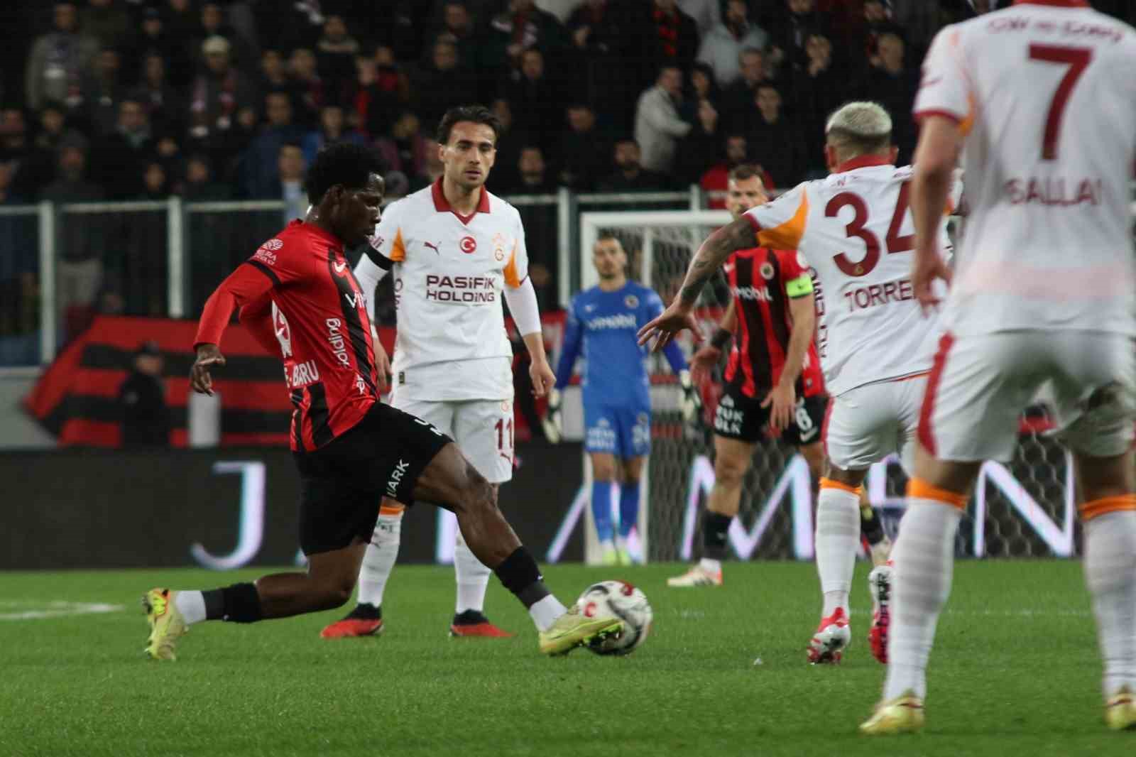 Trendyol Süper Lig: Gençlerbirliği: 0 - Galatasaray: 2 (İlk yarı)
