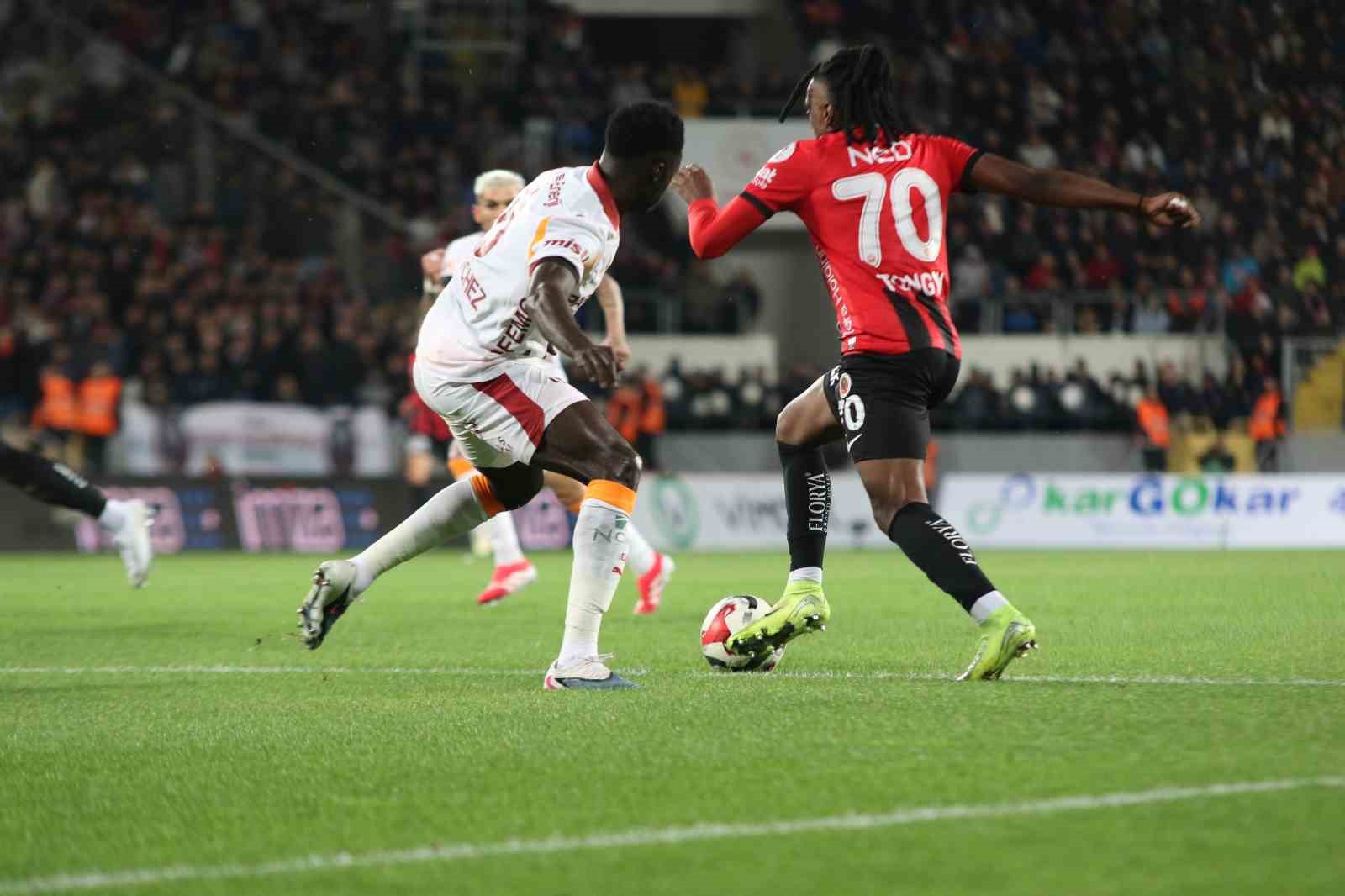 Trendyol Süper Lig: Gençlerbirliği: 0 - Galatasaray: 2 (İlk yarı)
