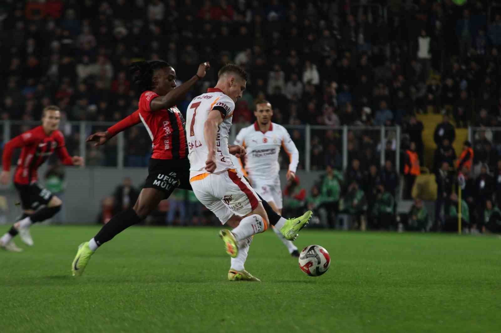 Trendyol Süper Lig: Gençlerbirliği: 0 - Galatasaray: 2 (İlk yarı)
