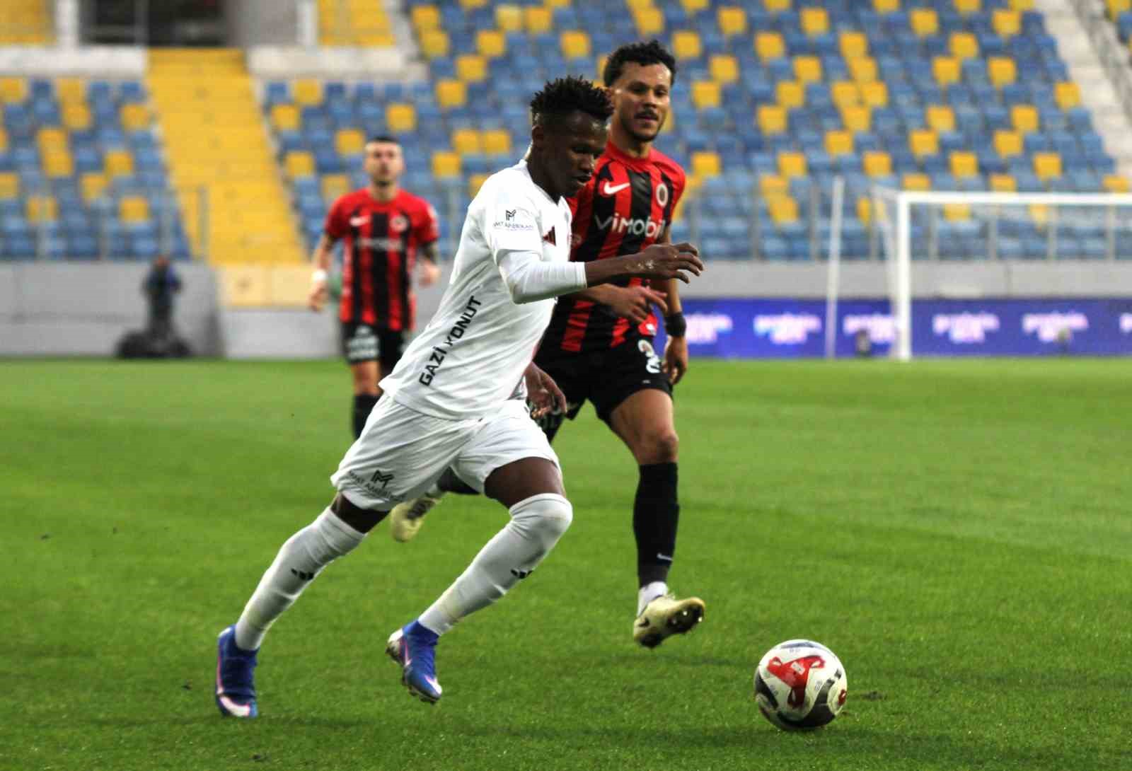 Trendyol Süper Lig: Gençlerbirliği: 1 - Gaziantep FK: 0 (İlk yarı)
