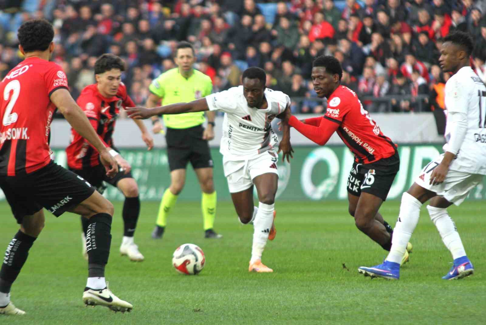 Trendyol Süper Lig: Gençlerbirliği: 1 - Gaziantep FK: 0 (İlk yarı)
