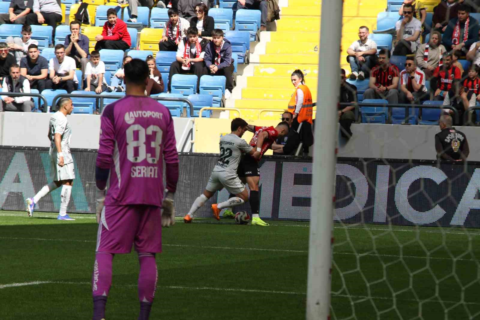 Trendyol Süper Lig: Gençlerbirliği: 1 - Kocaelispor: 0 (İlk yarı)

