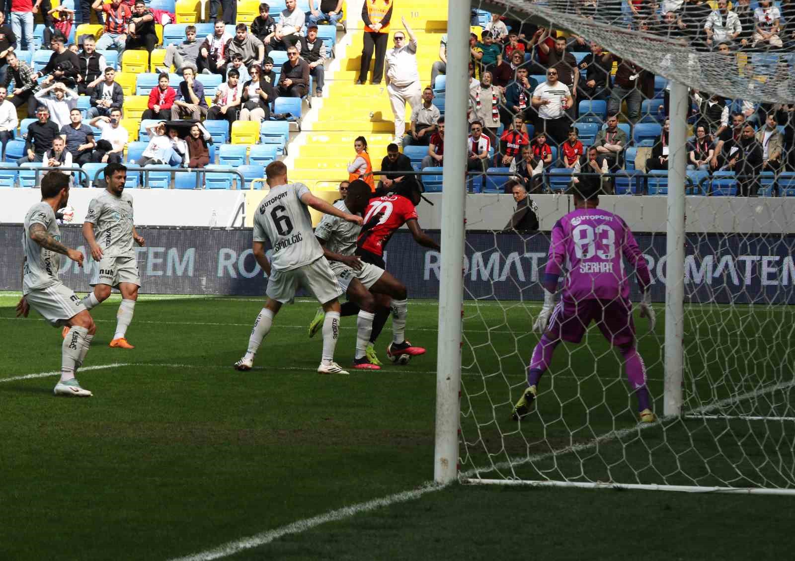 Trendyol Süper Lig: Gençlerbirliği: 1 - Kocaelispor: 0 (İlk yarı)
