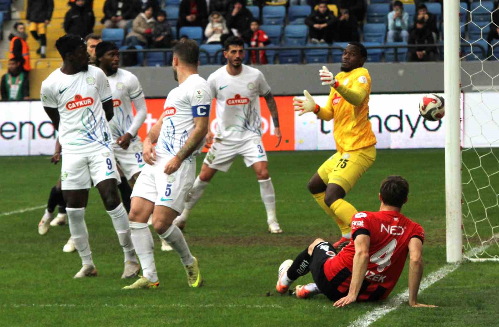 Trendyol Süper Lig: Gençlerbirliği: 2 - Çaykur Rizespor: 0 (İlk yarı)
