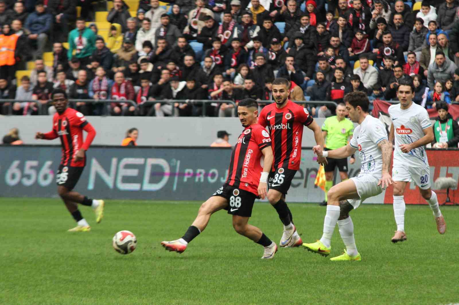 Trendyol Süper Lig: Gençlerbirliği: 2 - Çaykur Rizespor: 0 (İlk yarı)
