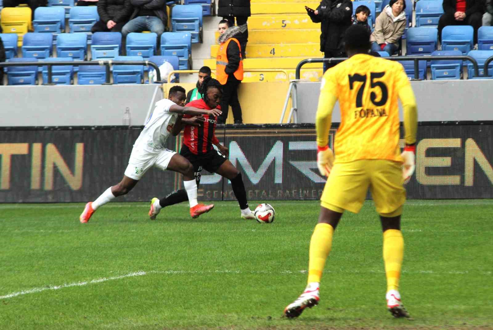 Trendyol Süper Lig: Gençlerbirliği: 2 - Çaykur Rizespor: 0 (İlk yarı)
