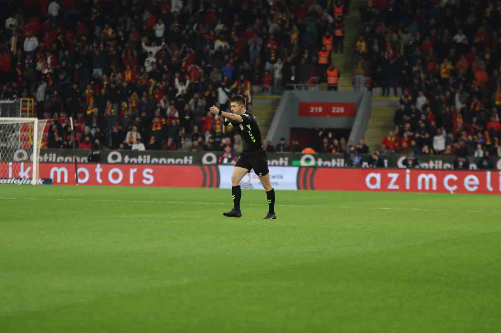 Trendyol Süper Lig: Göztepe: 0 - Eyüpspor: 0 (İlk yarı)
