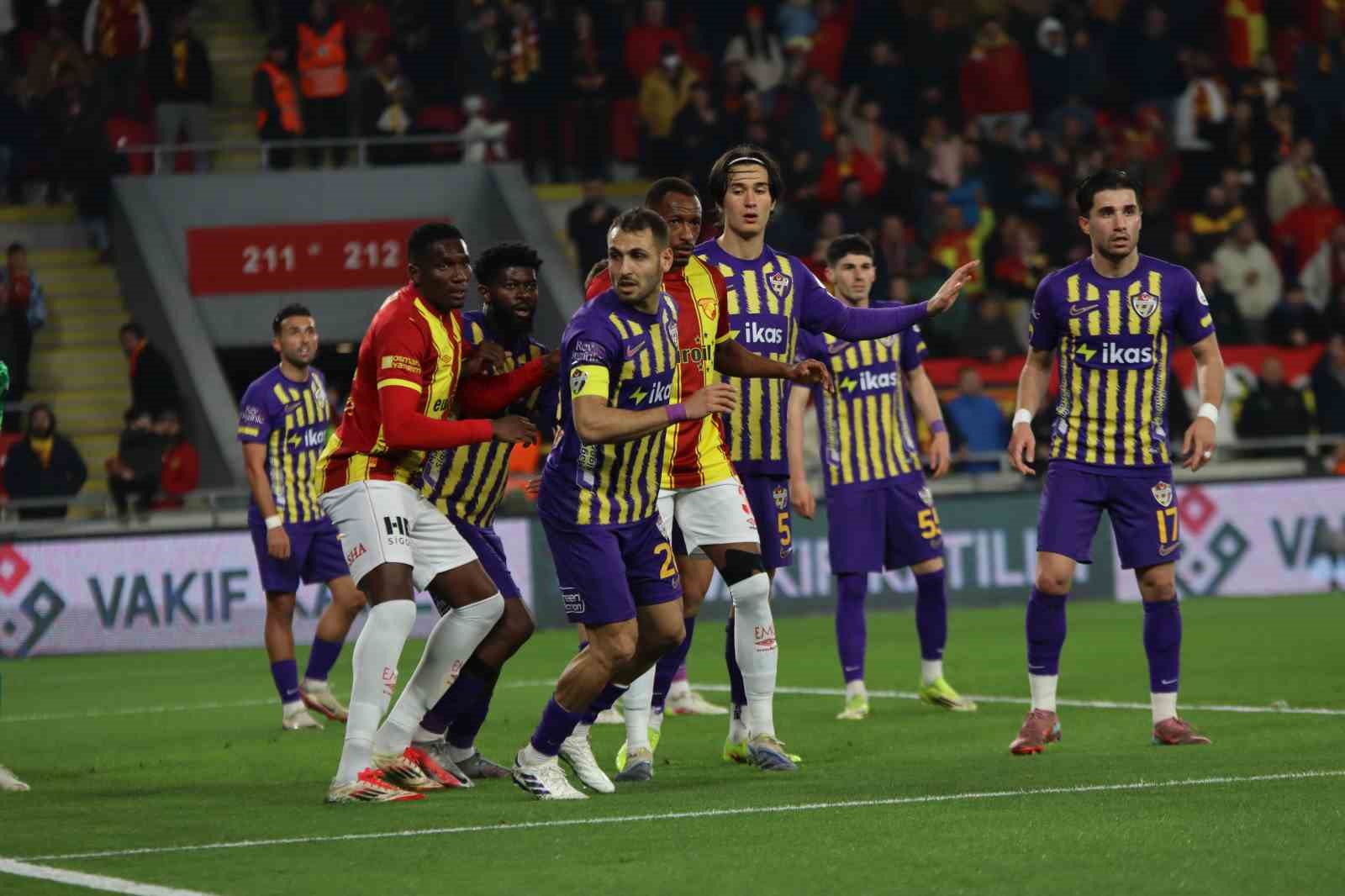 Trendyol Süper Lig: Göztepe: 0 - Eyüpspor: 0 (İlk yarı)
